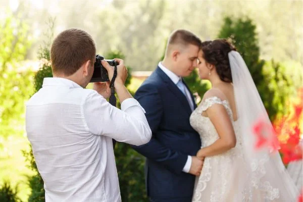 De Aficionado a Profesional Guía Completa para Convertirse en Fotógrafo de Bodas en 2024